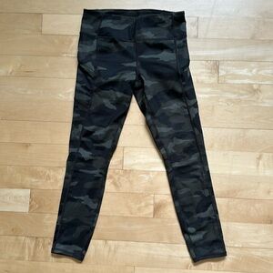 Athleta - cropped camo leggings- size small